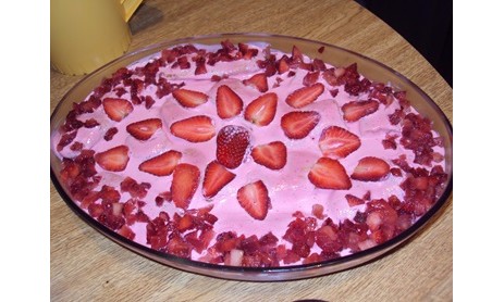 Para o final de semana, que tal testar uma receita de pavê de morango diferente?