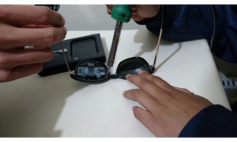 Alunos da Etec desenvolvem óculos adaptados para deficientes visuais