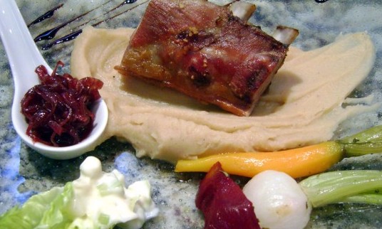 Que tal celebrar a chegada de um novo ano com uma deliciosa costeleta de leitão?