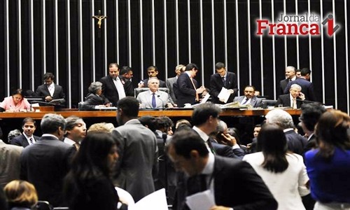 Salário mínimo de R$ 945,80 aprovado pelo Congresso no  Orçamento de 2017