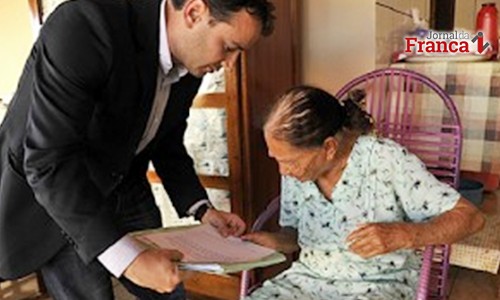 Juiz vai até a casa de idosa de 100 anos e dá a ela o direito de se aposentar
