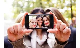 Tirar selfie se torna cada vez mais comum e em alguns casos, chega à compulsão