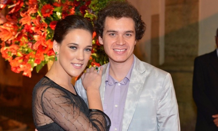 Atriz Adriana Birolli é pedida em casamento durante apresentação de peça no Rio