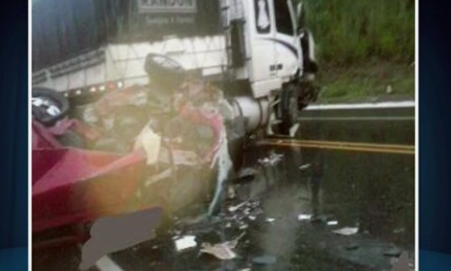 Acidente em Itaú de Minas, entre carro e carreta mata motorista de 34 anos