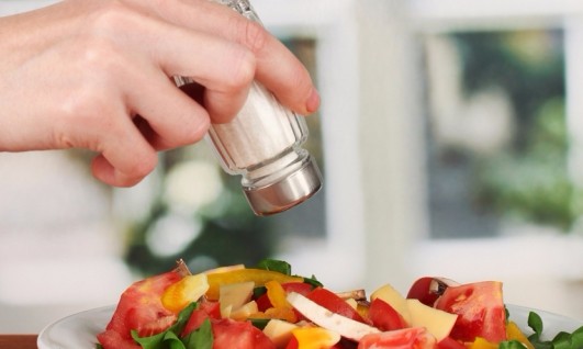 Nutricionista dá dicas para controlar a quantidade de sal adicionada aos pratos