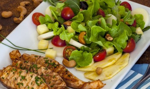 Delicie-se com essa receita de salada fresca de salmão, que é a cara da estação