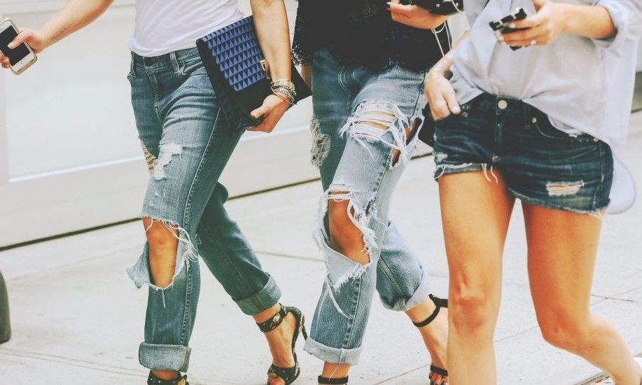 Com cara de “destruído”, jeans destroyed é uma das apostas para o verão 2017