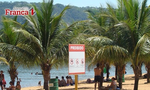 Rifaina continua aplicando lei de estacionamento para vans e ônibus fretados