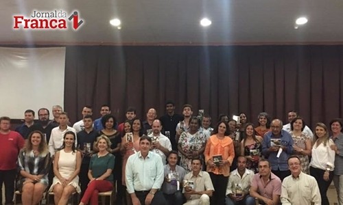 Alunos recebem certificado pela conclusão do Projeto Sustent´ARTE