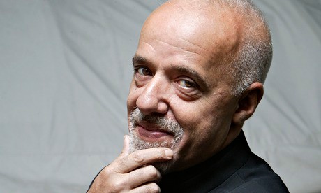 Livros do escritor Paulo Coelho são julgados como “anti-Islã” e apreendidos