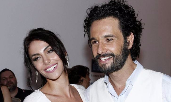 Rodrigo Santoro e a namorada Mel Fronckowiak serão pais de uma menina