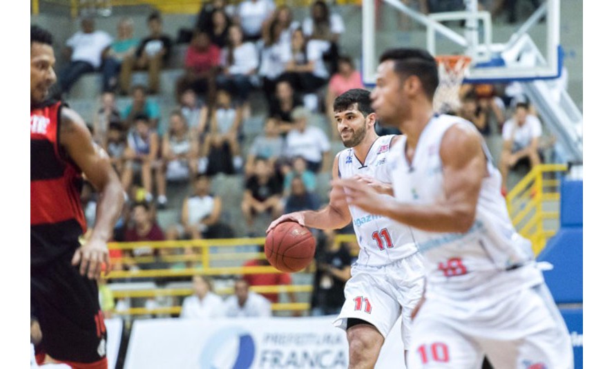 Bauru e Franca fazem clássico e confronto direto neste sábado (7)