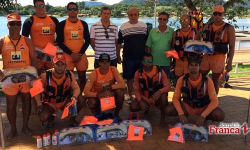 Guarda-vidas de Rifaina recebem equipamentos de reforço da Operação Verão