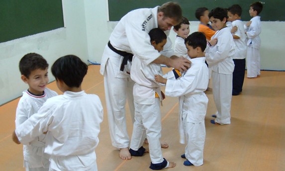 Estão abertas as inscrições para aulas de judô feminino e masculino, de 7 a 14 anos