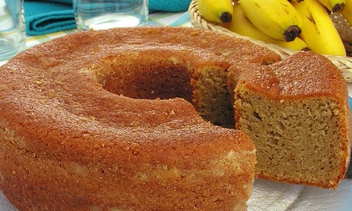 Aprenda a preparar um delicioso bolo fofinho de banana no liquidificador