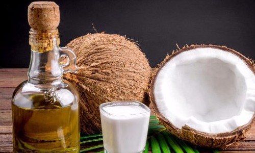 Alimento multifuncional, óleo de coco ajuda a emagrecer e hidrata a pele