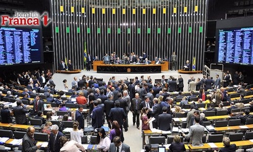 Votação de projeto sobre trabalho terceirizado é adiada para hoje (22)