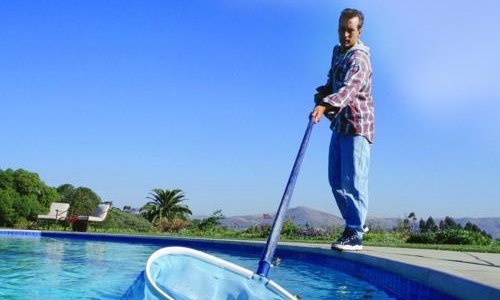 Manutenção de piscina vai além dos cuidados com a limpeza, saiba o que fazer
