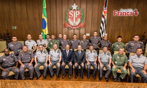 Policiais que prenderam quadrilha em Ribeirão recebem homenagem