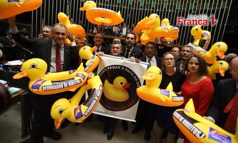 Câmara aprova terceirização irrestrita para empresas dos setores público e privado