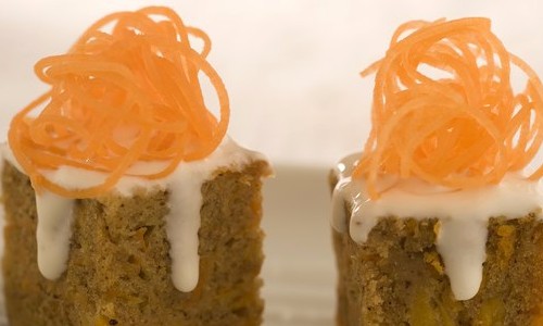 Bolo de cenoura com gengibre light surpreende pela mistura de sabores