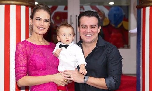 Cantor Belutti e a esposa Thaís Pacholek celebram 1º aninho do filho Luis Miguel