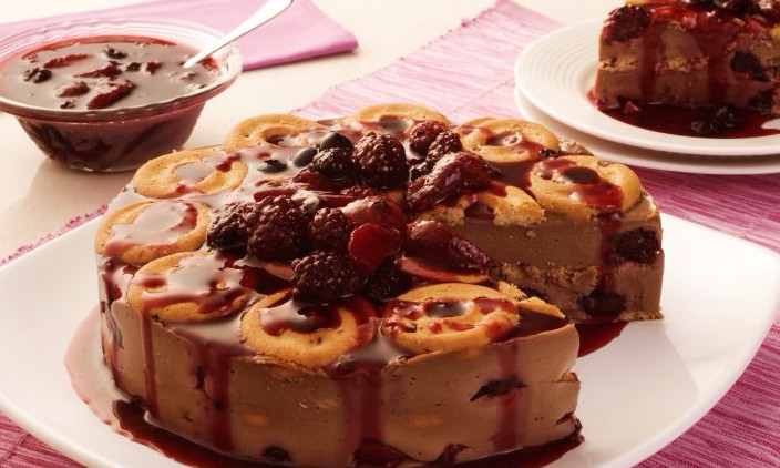 Pavê de chocolate com frutas vermelhas: impossível resistir! Então se delicie!
