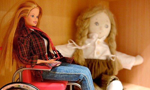 Becky, amiga cadeirante da boneca Barbie deixa de ser produzida pela fábrica Mattel