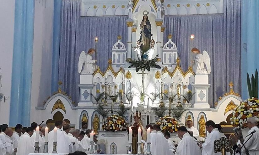Católicos lotam igrejas para participar de missas voltadas ao rito de Páscoa