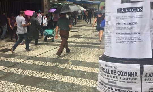 Rebaixar o currículo é a ‘tática’ para conseguir emprego na atual crise