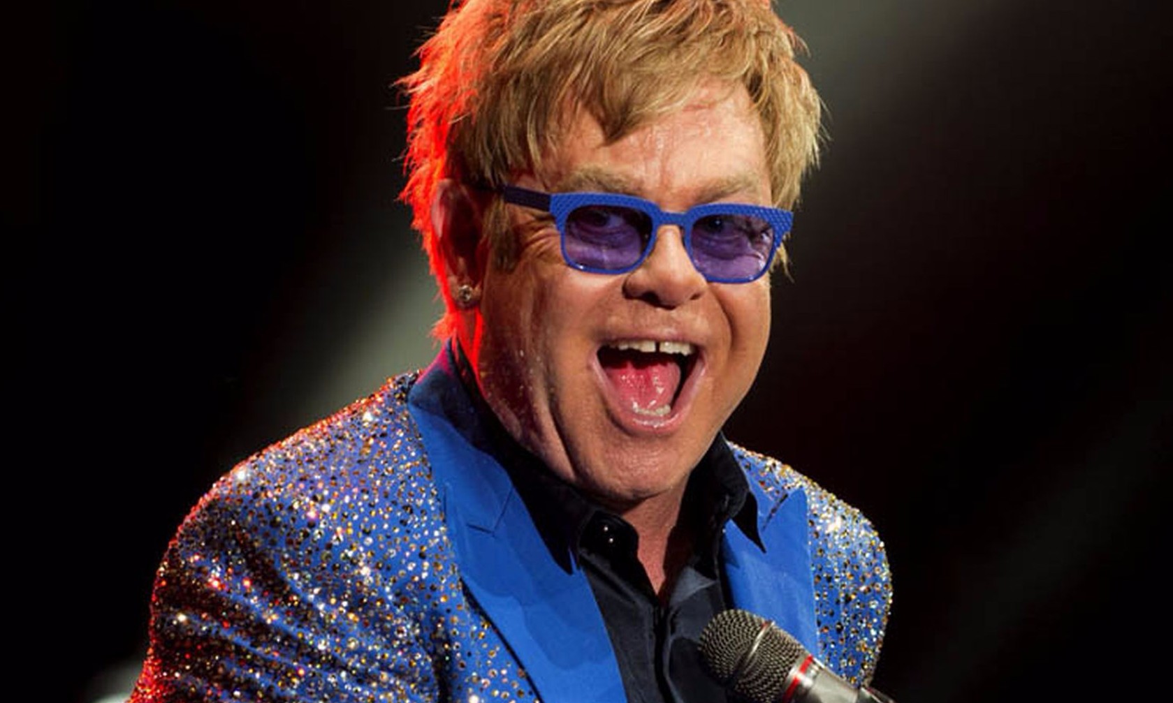 Após contrair infecção bacteriana, Elton John cancela shows em LA e Califórnia