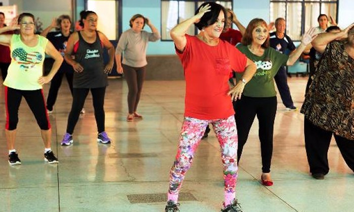 Com adaptações do modelo tradicional, zumba é ótima opção para idosos