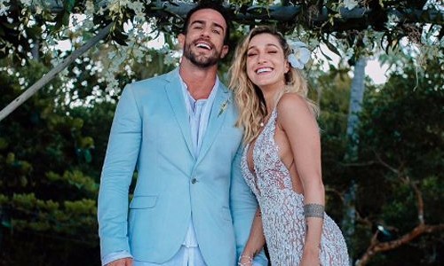 Modelo Gabriela Pugliesi se casa com modelito ousado em cerimônia em Trancoso