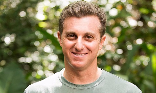 Luciano Huck recebe homenagem do Exército Brasileiro por reportagem