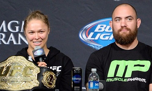 Atletas do UFC, Ronda Rousey e Travis Browne oficializam noivado em viagem