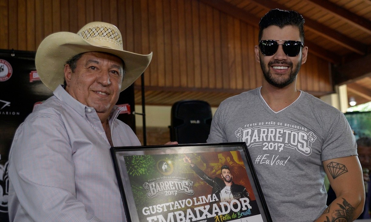 Gusttavo Lima recebe diploma de Embaixador da 62ª Festa do Peão de Barretos