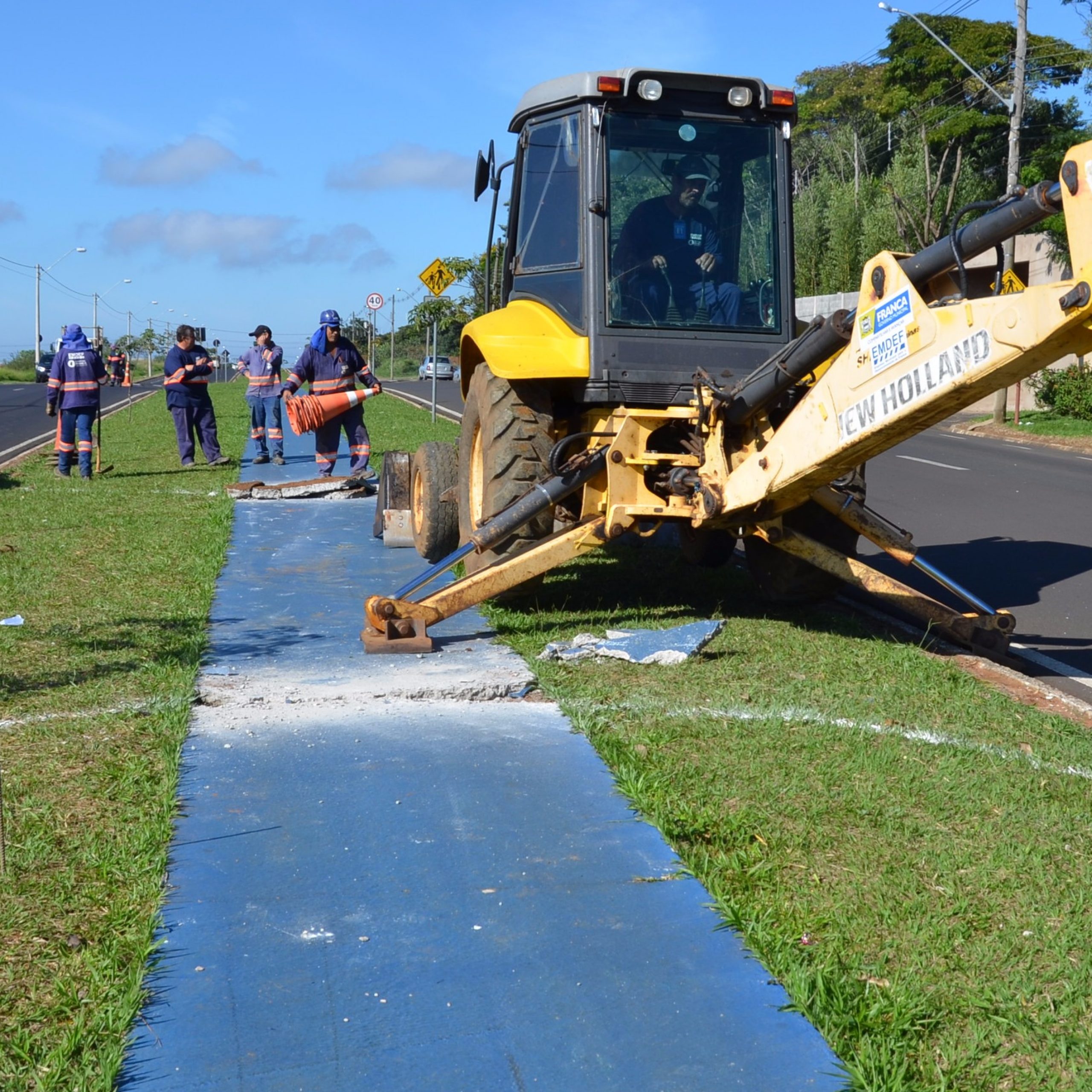 Prefeitura atende usuários e abre passagem em canteiro da Avenida Jaime Tellini