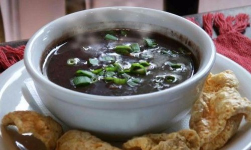Neste frio, aprenda a fazer caldo de feijão e caldo de mandioquinha salsa