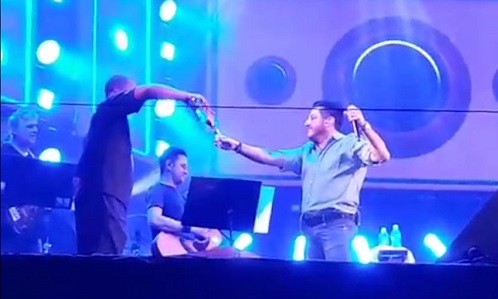 Bruno, da dupla com Marrone, canta bêbado, dá vexame e é alvo de duras críticas