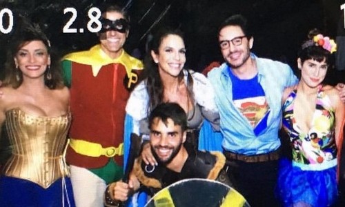Ivete Sangalo faz festa a fantasia para comemorar 45 anos ao lado dos amigos