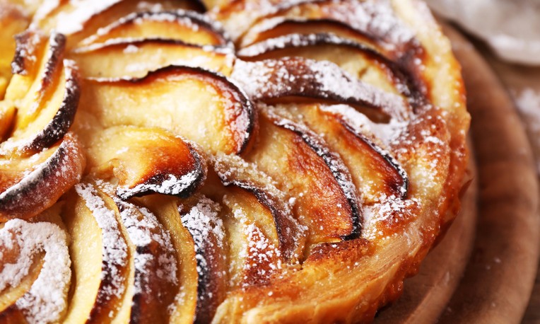 Bolo de maçã com canela é leve, saboroso e super fácil, além de saudável e muito fit