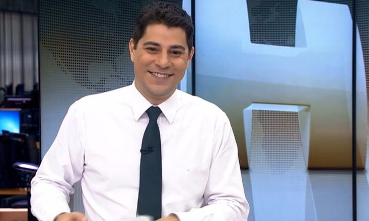 Jornalista Evaristo Costa ajuda internauta e seguidor a conseguir namorada