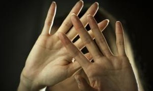 O drama do armário duplo: a violência invisível entre casais do mesmo sexo