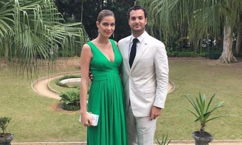 Top internacional Ana Beatriz Barros anuncia que será mãe de primeira viagem