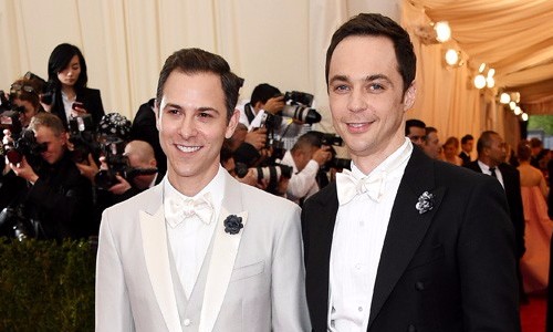 Jim Parsons, o Sheldon da série “Big Bang Theory” se casa com Todd Spiewak