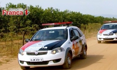 Sem carros novos há 2 anos, policiais de SP têm de fazer patrulhamento a pé