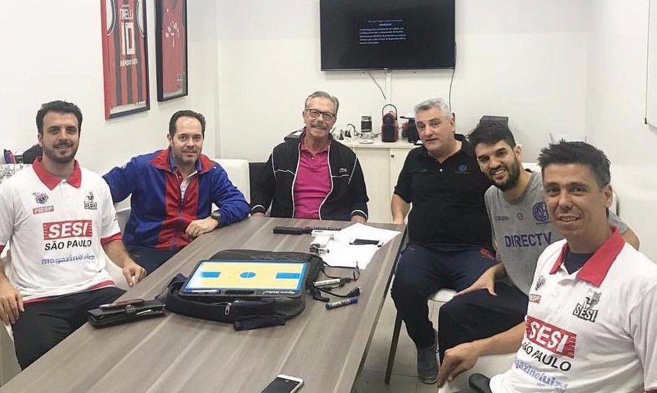 Comissão técnica do Franca Basquete faz clínica com Júlio Lamas, na Argentina