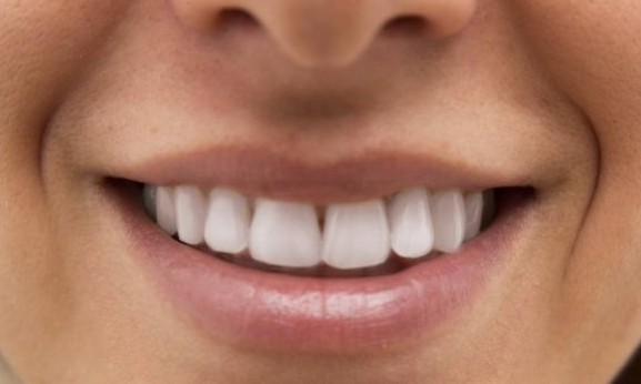 Sorrir faz com que as pessoas se pareçam mais velhas, diz estudo