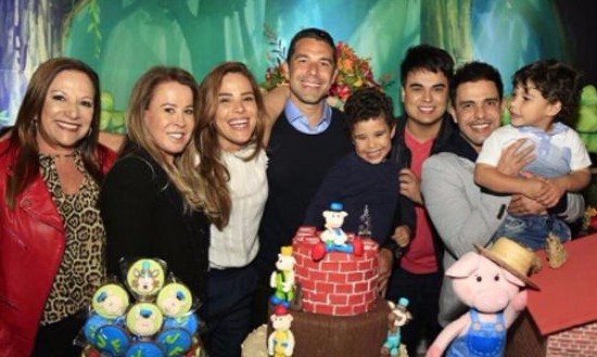 No aniversário do filho, Wanessa reúne Zilu e Zezé di Camargo em foto de família