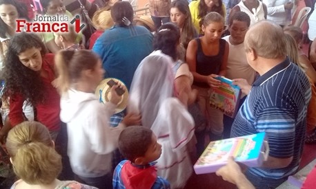 Prefeitura de Rifaina entrega Kits de Literatura de férias para alunos da Municipal